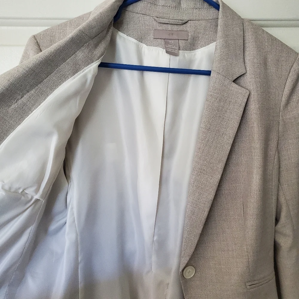 H&M Women's Fitted Blazer, Size Medium - Picture 3 of 5